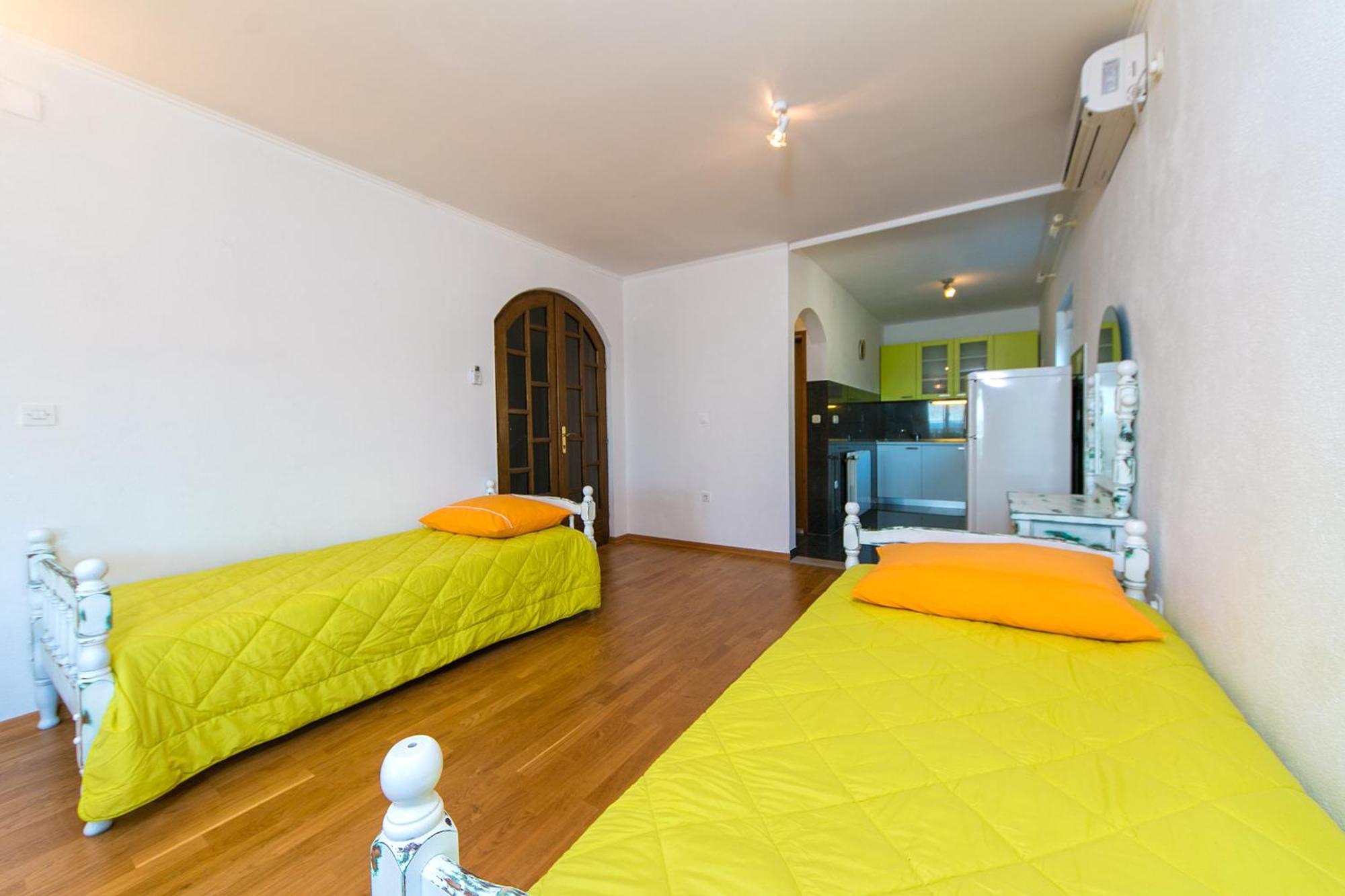 Adria Brela Apartments Habitación foto