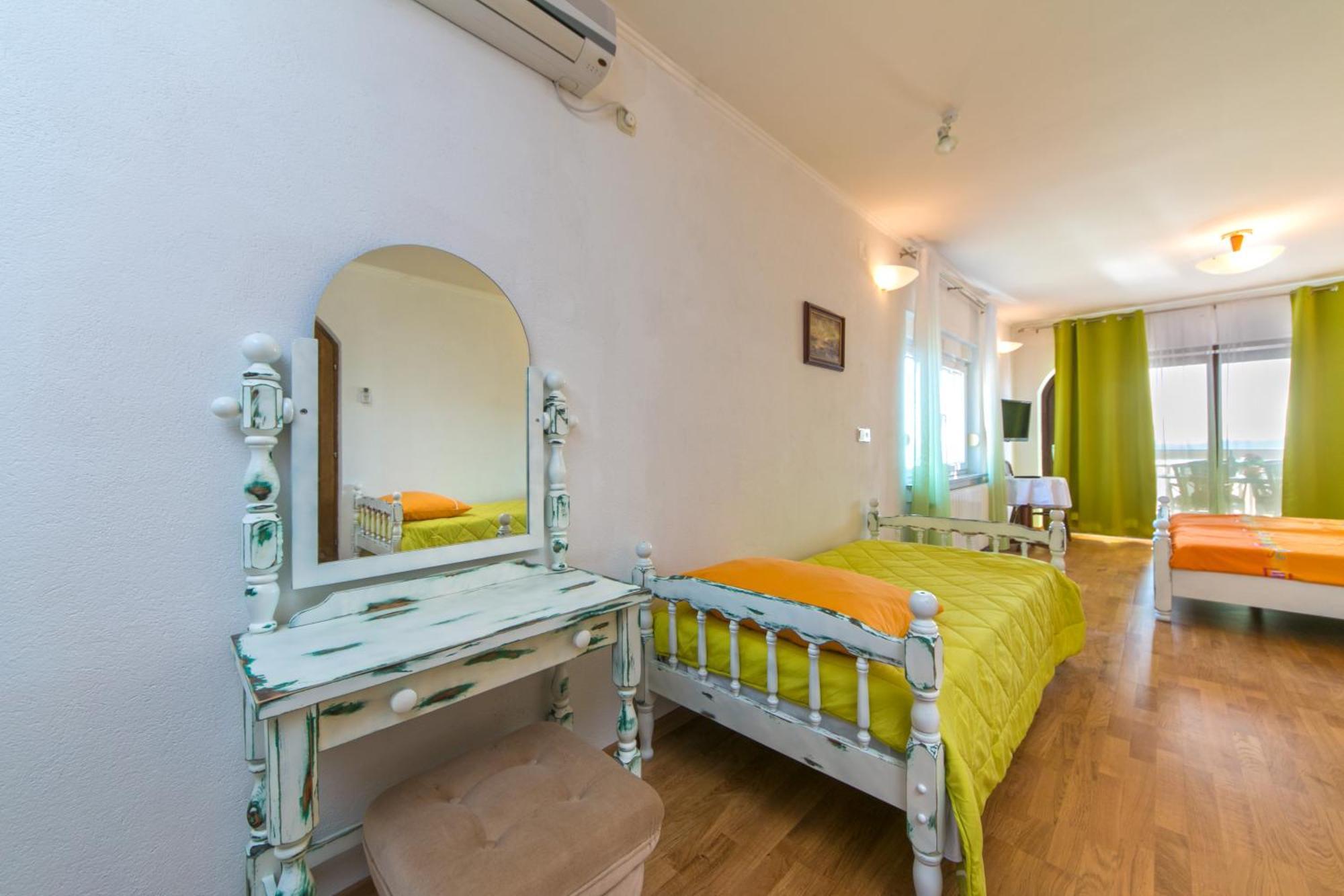 Adria Brela Apartments Habitación foto